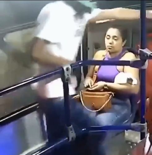Mulher entrega "celular reserva" em assalto a ônibus