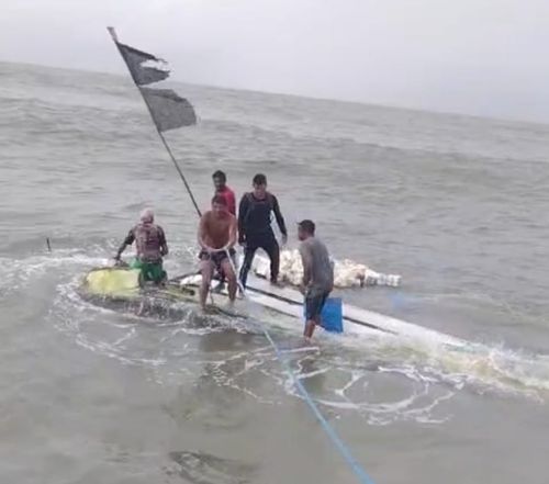 Oiapoque: pescadores são resgatados após naufrágio na divisa com o Oceano