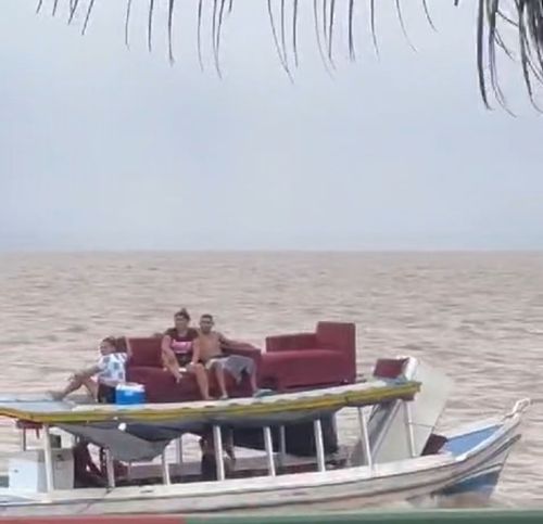 Barco com mudança ribeirinha chama atenção na orla de Macapá