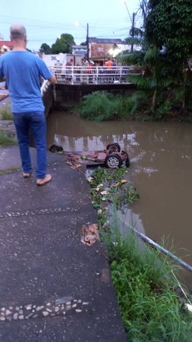 Duas pessoas morrem em tombamento de veículo no Canal do Beirol, em Macapá