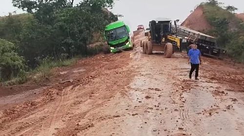 Preso na lama, ônibus é rebocado em estrada do Jari