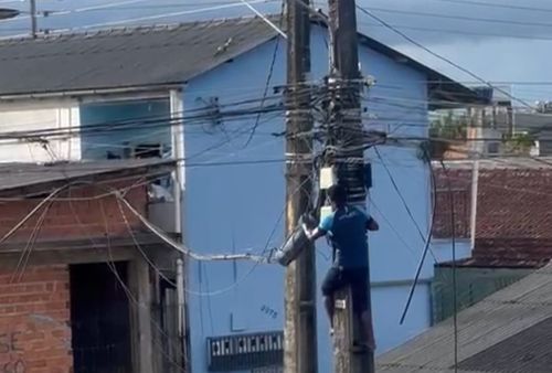 Macapá: moradores flagram homem furtando fiação elétrica no bairro Renascer