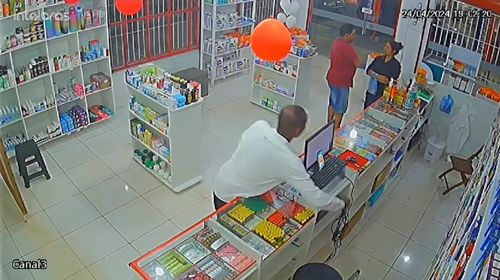 Na "cara dura": homem é filmado furtando celular em farmácia