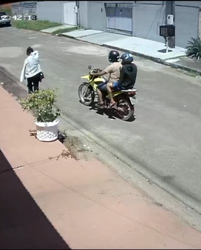 Santana: Mulher é assaltada por dois homens em uma moto