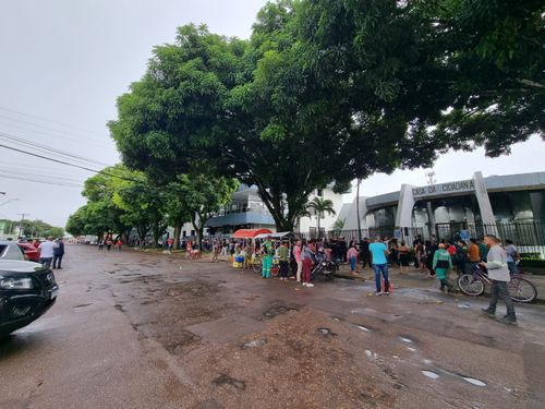 No último dia, multidão forma fila para regularizar título de eleitor em Macapá