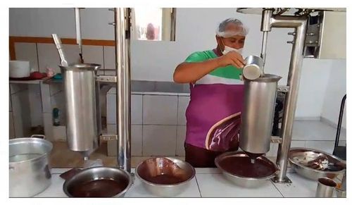 Batedor de açaí explica o que é a "inteira"