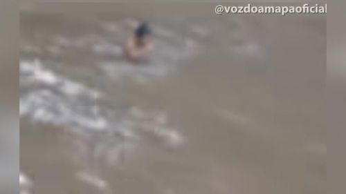 Onde estão os pais? Crianças nadam na orla de Macapá em maré altíssima