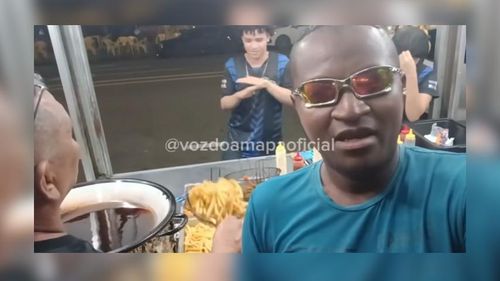 Bateu a fome? Homem viraliza com propaganda de batatinhas em Macapá