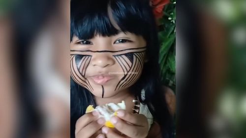 Saberes ancestrais: Influencer indígena encanta a web ao compartilhar sua rotina na Amazônia