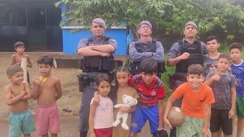 Futebol raiz: Em clima de descontração, policiais jogam bola na rua com crianças, em Oiapoque