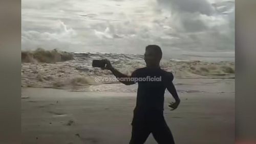 Aventura no Bailique: Jovens se divertem fugindo da Pororoca