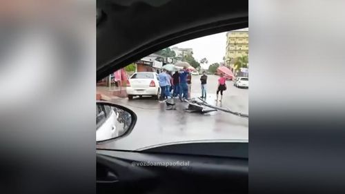 Desaba no trânsito: Motociclista é atingida por semáforo no Centro de Macapá
