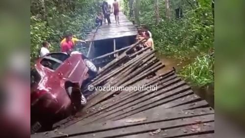 Perigo: Carro provoca queda de passarela de pedestres, em Tartarugalzinho