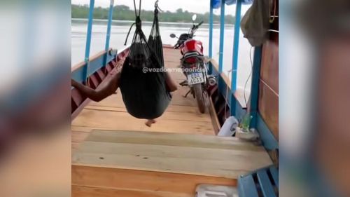 Só na 'manha': Homem pilota barco deitado na rede e causa inveja na web 