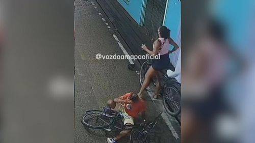 Cuidado ao pedalar: Homem se distrai e é atingido por por ciclista, em passarela de Afuá