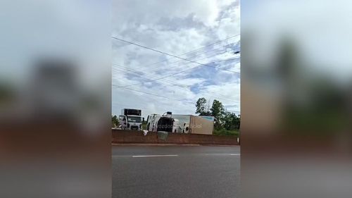 Em Macapá: Caminhão tomba na entrada do Ramal do Porto do Céu
