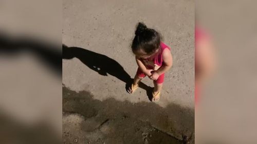 Medo que acompanha: Garotinha foge chorando ao ver a própria sombra