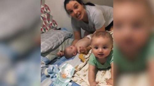 Amor via Bluetooth: Gêmeos protagonizam cena fofa: cosquinha em um, risada em dose dupla