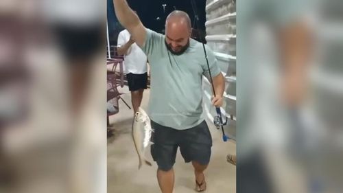 ’Porrudo’: Pescador fisga peixão e comemora, na orla de Macapá