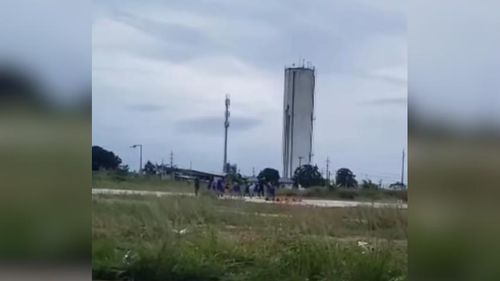 Gramado proibido: Crianças são impedidas de usar arena esportiva do Macapaba, dizem moradores