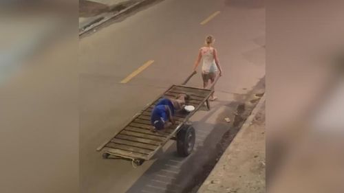 Carona do amor: Mulher carrega o amado no carrinho. Você faria isso pelo seu ‘boy’?