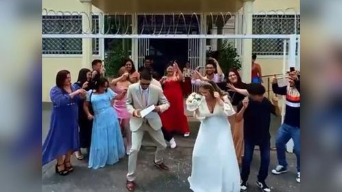 Passinho do amor: Casal de Macapá comemora união com dancinha na porta do cartório