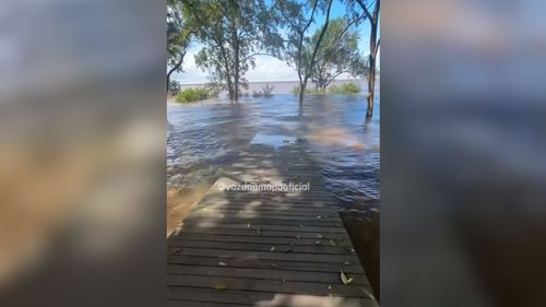 Para relaxar: Que tal refrescar os pezinhos no rio Amazonas? Olha essa dica!