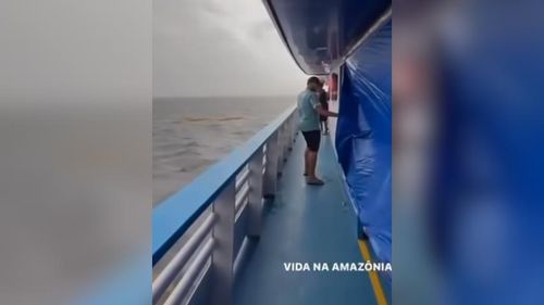 Lá vem ela: Tempo fecha na Amazônia e homens correm para proteger barco de ‘toró’