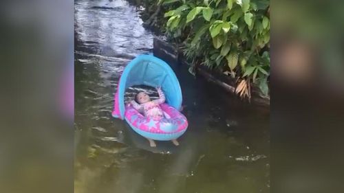 Zero boletos: Bebê relaxa com banho de rio ao som das marcantes