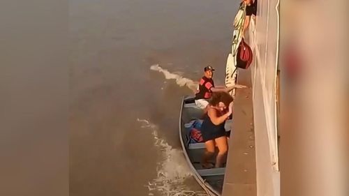 Travessia perigosa: mulher troca navio por canoa em pleno rio da Amazônia