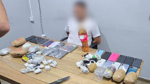 Flagrante: Policial penal é preso com celulares, whisky e drogas em guarita do Iapen