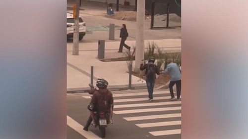 Gesto nobre: Motociclistas param tudo para ajudar idoso a atravessar rua