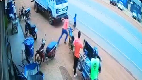 Por um triz: Criança escapa por centímetros de ser atropelada por caminhão