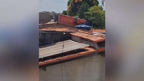 Operação ousada: Piscina 'voa' por cima de casa, em Macapá