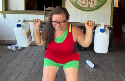 Shape na floresta: Ribeirinhas improvisam e  montam academia às margens do rio