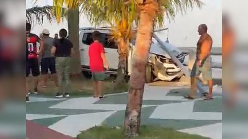 Macapá: Condutor invade calçada e causa destruição na orla do Perpétuo Socorro