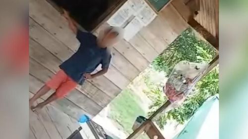 Filho corajoso: Menino vai atrás do pai em bar e dá recado da mãe: ‘tome vergonha!’