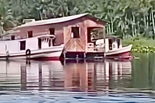 Criatividade Nortista!: Ribeirinhos ‘mudam’ casa inteira pelo rio: 'construiu no terreno da sogra?'