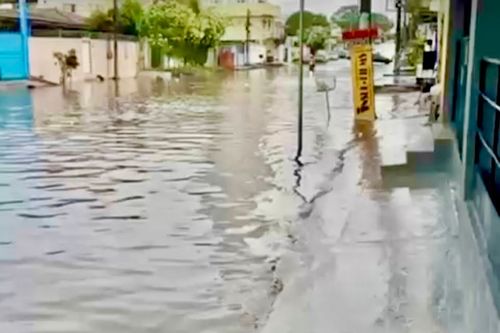 No Fundo: Chuva rápida alaga ruas de Macapá e causa transtornos