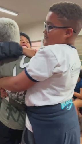 "Crianças também carregam dificuldades e dores", diz professor na aula do abraço