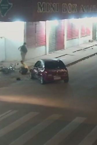 Filme parecido: Motociclista e passageiro voam ao bater em carro no Marabaixo 3