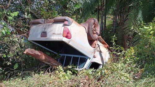Carro do IBGE cai em barranco na BR-210 e servidores tomam susto