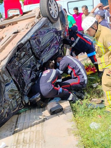 Mulher fica ferida em capotamento no centro de Macapá