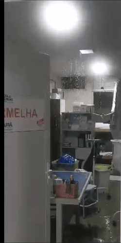 Sala vermelha do HE, para pacientes graves, fica alagada com a chuva.