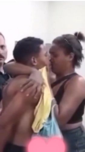 Eu te amo, e daí? Mulher se despede apaixonadamente de love algemado e preso