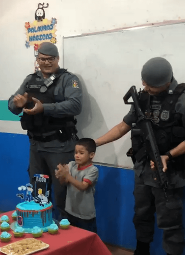 Oiapoque: Policiais surpreendem garoto de 5 anos, fã da PM, com festa surpresa