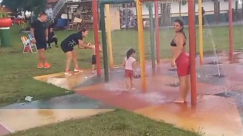 Macapá: Banho na praça atrai crianças e adultos