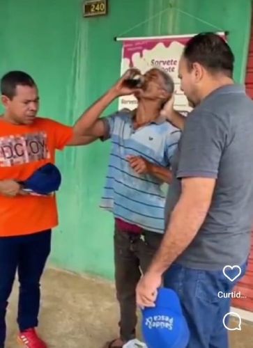 Homem bebe cachaça enquanto recebe oração para largar o vício