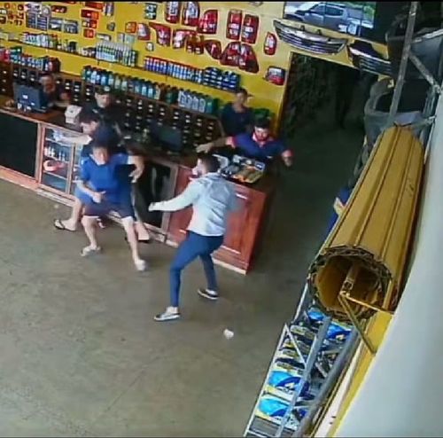 Ex-prefeito e vereador vão pro fight em loja de peças