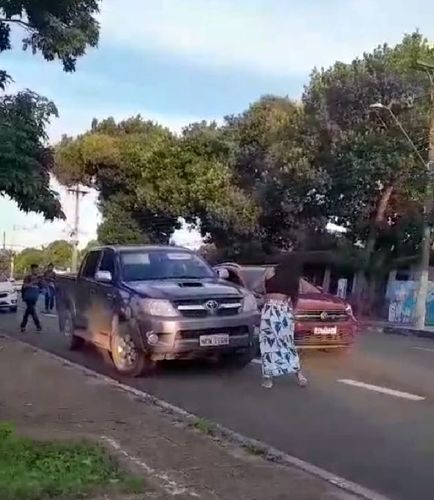 Estudantes apartam confusão de trânsito entre homem e mulher